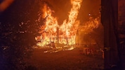 Das Gebäude stand beim Eintreffen der Feuerwehr bereits in Vollbrand.