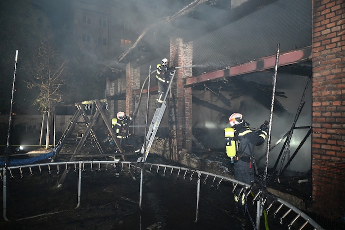 Die Einsatzkräfte konnten das Feuer unter Kontrolle bringen.