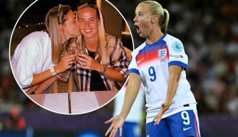 Beth Mead (re.) droht das frühe EM-Aus! Jetzt geht’s gegen ihre Partnerin Vivianne Miedema.