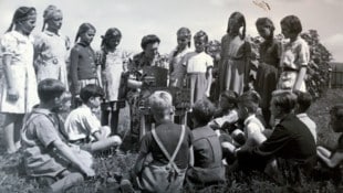 Kinder der Hauptschule St. Jakob im Rosental hören britisches Radio, 1950.