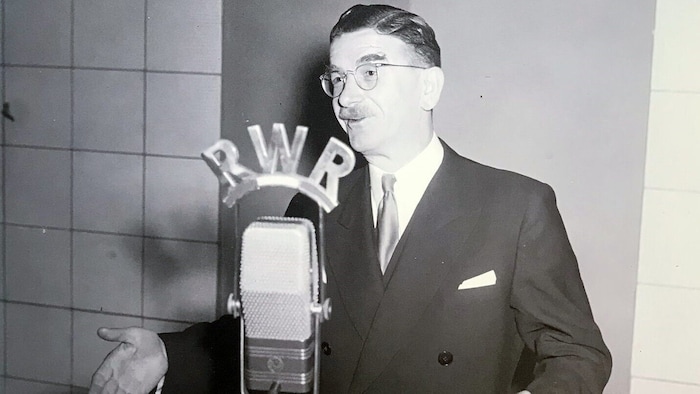 Bundeskanzler Leopold Figl bei seiner berühmten Radioansprache zu Weihnachten 1945 im Sender ...