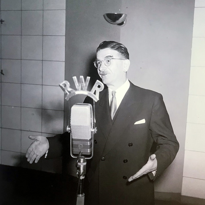 Bundeskanzler Leopold Figl bei seiner berühmten Radioansprache zu Weihnachten 1945 im Sender ...