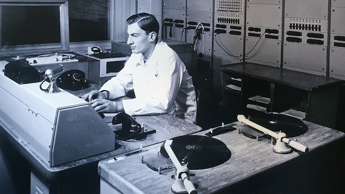 Klaus Pertl im Hauptregieraum des neuen Funkhauses in Kärnten im Jahr 1953.
