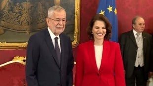 Neben dem offiziellen Akt der Angelobung wurde viel Smalltalk geführt. Karoline Edtstadler ...