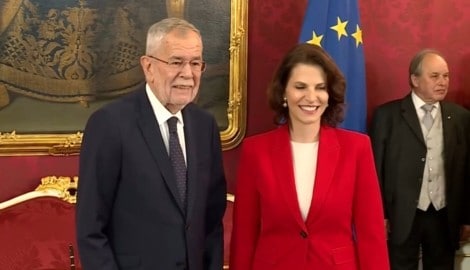 Neben dem offiziellen Akt der Angelobung wurde viel Smalltalk geführt. Karoline Edtstadler ...
