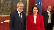 Neben dem offiziellen Akt der Angelobung wurde viel Smalltalk geführt. Karoline Edtstadler ...