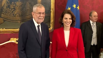 Neben dem offiziellen Akt der Angelobung wurde viel Smalltalk geführt. Karoline Edtstadler ...