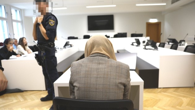 Die 30-Jährige verdeckt vor Gericht in Wien ihr Gesicht mit einem Tuch.