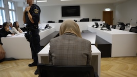 Die 30-Jährige verdeckt vor Gericht in Wien ihr Gesicht mit einem Tuch.