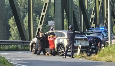 Beim Versuch, die Mauthausener Brücke Richtung Süden zu überqueren, wurden die Verdächtigen von ...