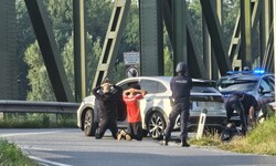 Beim Versuch, die Mauthausener Brücke Richtung Süden zu überqueren, wurden die Verdächtigen von ...