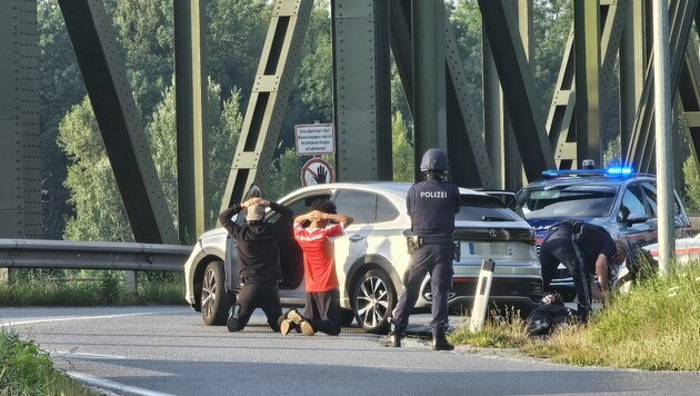 Beim Versuch, die Mauthausener Brücke Richtung Süden zu überqueren, wurden die Verdächtigen von ...