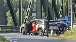 Beim Versuch, die Mauthausener Brücke Richtung Süden zu überqueren, wurden die Verdächtigen von ...