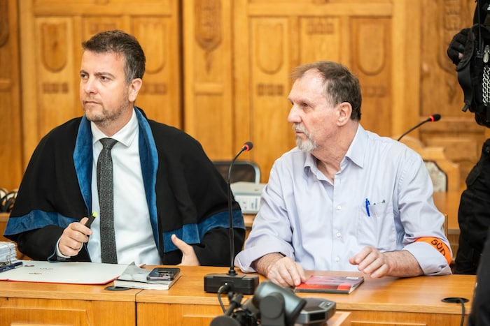 Der Angeklagte Juraj Cintula mit seinem Anwalt