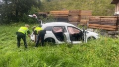 Das Familienauto wurde in den Straßengraben geschleudert.