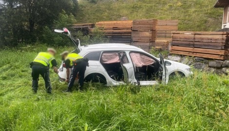 Das Familienauto wurde in den Straßengraben geschleudert.
