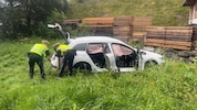 Das Familienauto wurde in den Straßengraben geschleudert.