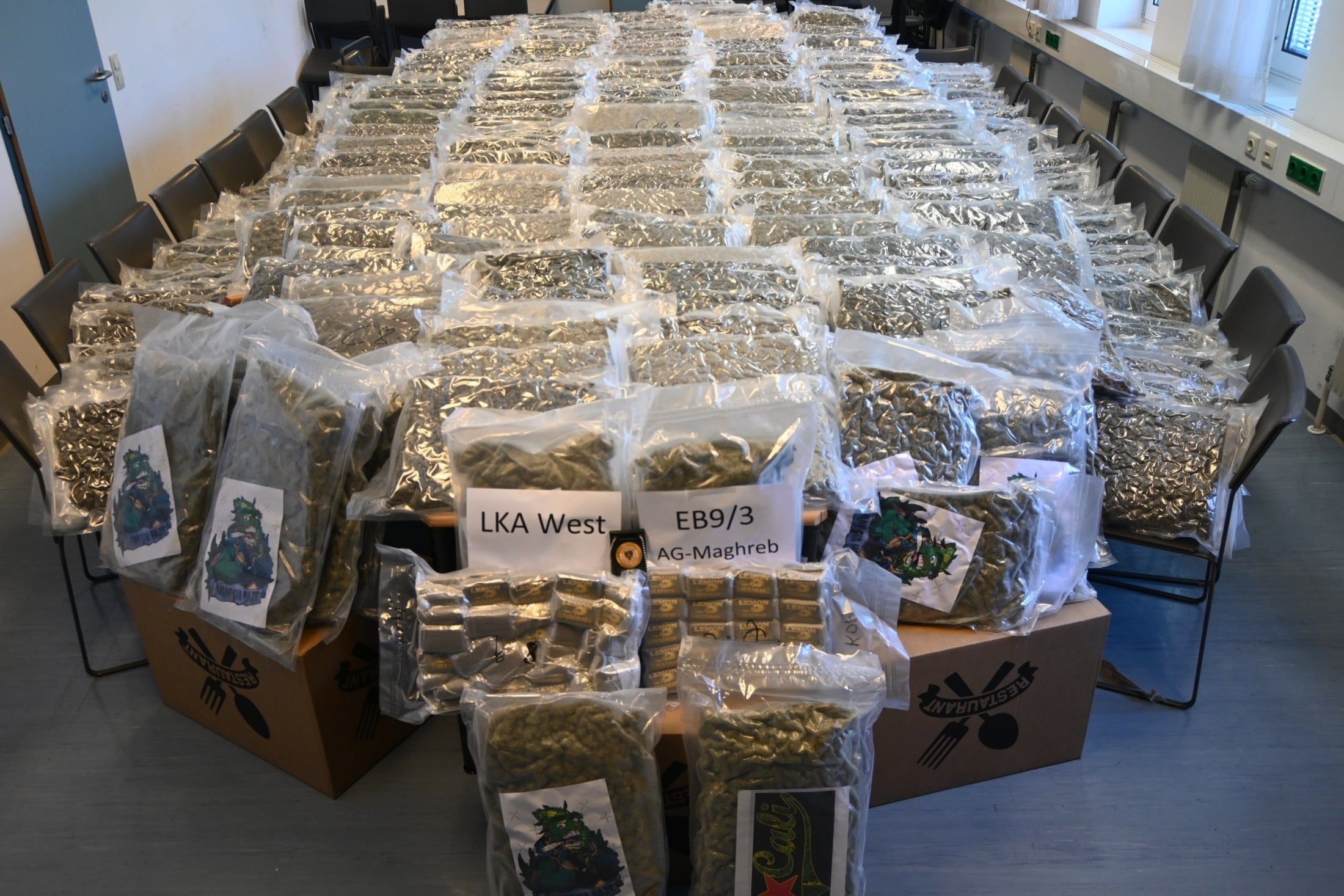In Kartons versteckt - Wien: Hunderte Kilo Cannabis in Sattelzug entdeckt