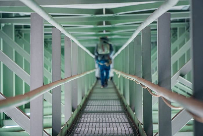 Vor jedem Schwung wird die Konstruktion überprüft – auch unter der Brücke.