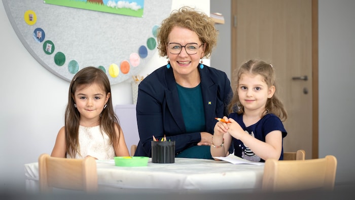 In der Kindergartengruppe von Alessia und Livia präsentiert Landesrätin Teschl-Hofmeister die ...