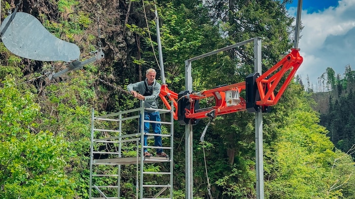 Peter bereitet die Schaukel vor.
