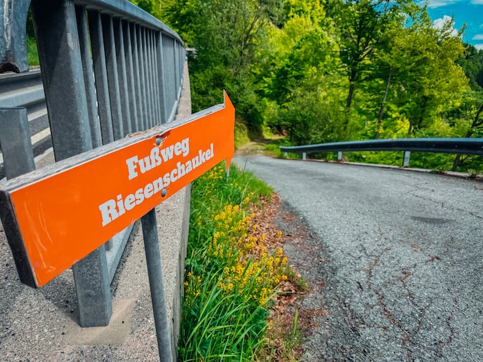 Zu Fuß geht es von der Straße hinunter in den Poldlaniger Graben.