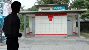 Das Mädchen gab an, dass der 16-Jährige sie in diese WC-Anlage gezerrt habe.