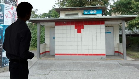 Das Mädchen gab an, dass der 16-Jährige sie in diese WC-Anlage gezerrt habe.