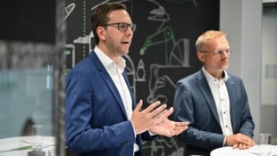 CEO Christoph Knogler (li.) und CFO Andreas Schoberleitner ziehen für die KEBA eine positive ...