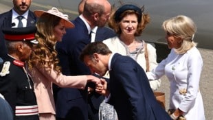 Frankreichs Präsident Emmanuel Macron begrüßte Prinzessin Kate mit einem Handkuss.