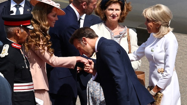 Frankreichs Präsident Emmanuel Macron begrüßte Prinzessin Kate mit einem Handkuss.