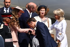 Frankreichs Präsident Emmanuel Macron begrüßte Prinzessin Kate mit einem Handkuss.