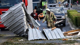 Einsatzkräfte waren nach dem Sturm mit Aufräumarbeiten beschäftigt.