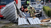 Einsatzkräfte waren nach dem Sturm mit Aufräumarbeiten beschäftigt.