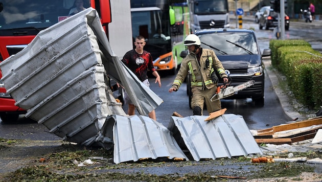 Einsatzkräfte waren nach dem Sturm mit Aufräumarbeiten beschäftigt.