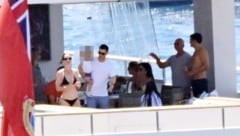 Auf und vor Capri flanieren gerade (v. li.) Perry, Sánchez (sitzend), Bezos und Bloom.