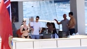 Auf und vor Capri flanieren gerade (v. li.) Perry, Sánchez (sitzend), Bezos und Bloom.