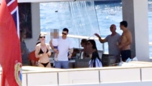 Auf und vor Capri flanieren gerade (v. li.) Perry, Sánchez (sitzend), Bezos und Bloom.