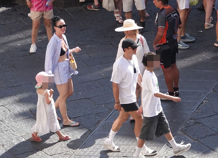 Auch auf dem Festland wurden Katy Perry mit Töchterchen Daisy Dove an der Hand und Papa Orlando ...