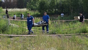 Beamte der Strafverfolgungsbehörden erklärten demnach, am Tatort sei eine Schusswaffe gefunden ...