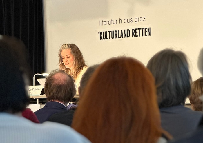 Natascha Gangl las am Montagabend vor einem vollen Literaturhaus Graz „DA STA“