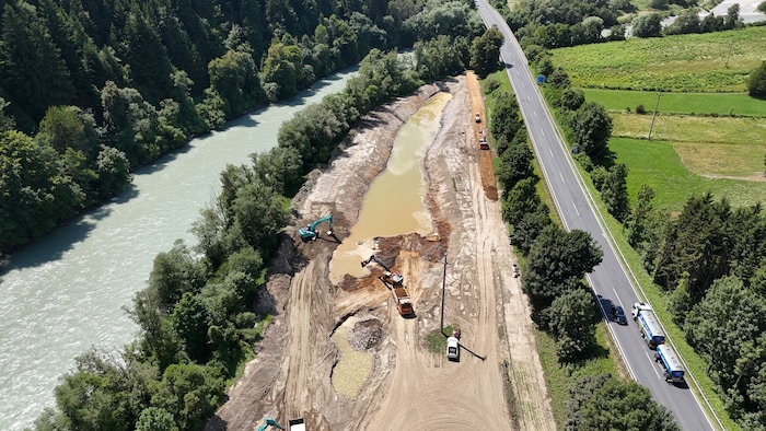Direkt neben der Drau und der Drautal Straße laufen die Arbeiten.