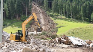 Tonnenweise Geröll und Schlamm ergoss sich über Felder, Straßen und Häuser in Gschnitz. Die ...