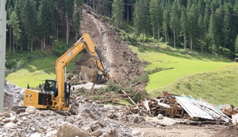 Tonnenweise Geröll und Schlamm ergoss sich über Felder, Straßen und Häuser in Gschnitz. Die ...