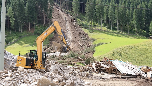 Tonnenweise Geröll und Schlamm ergoss sich über Felder, Straßen und Häuser in Gschnitz. Die ...