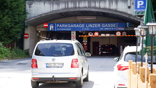 Über die Garage in der Linzergasse soll die Zufahrt für den Tunnel im Kapuzinerberg erfolgen. ...