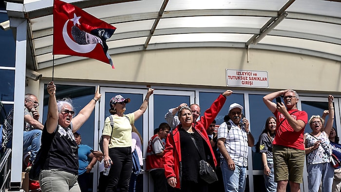 Anhänger des inhaftierten Istanbuler Bürgermeisters Ekrem Imamoglu protestieren vor einem ...