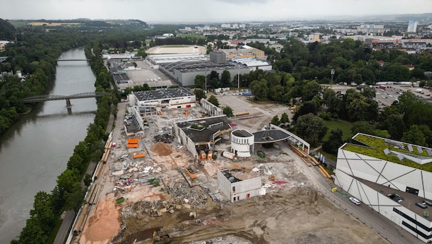 Nach und nach verschwinden die alten Messehallen am Traunufer. Ab 2026 wird das Areal zu einer ...