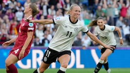 Lea Schüller bejubelt ihren Treffer zum 2:1 für Deutschland gegen Dänemark!