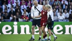 Emma Snerle (Mitte) bekam den Ball mit voller Wucht ins Gesicht – unterbrochen wurde die Partie ...